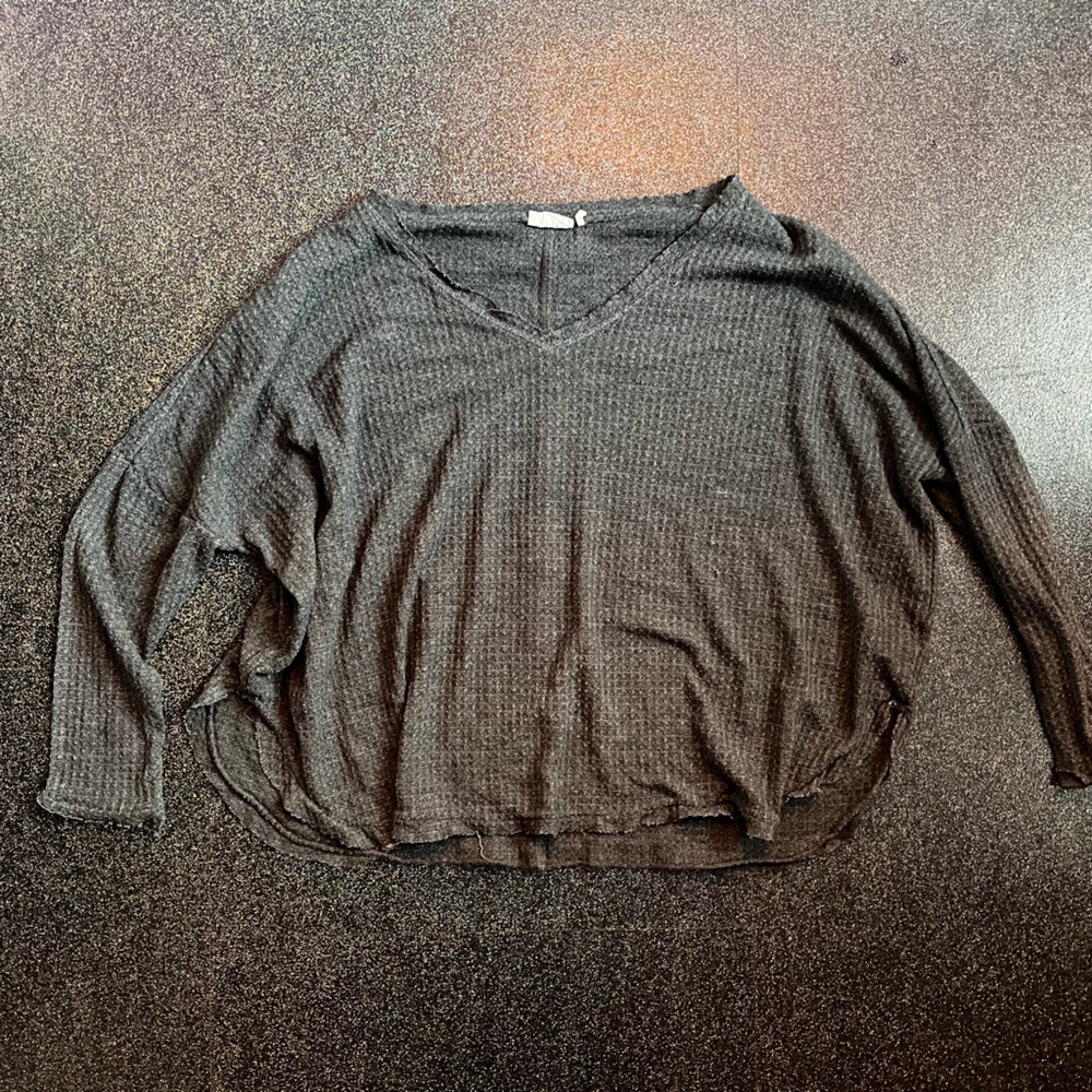 Dark gray stretchy flowy long sleeved shirt, waffle fabric